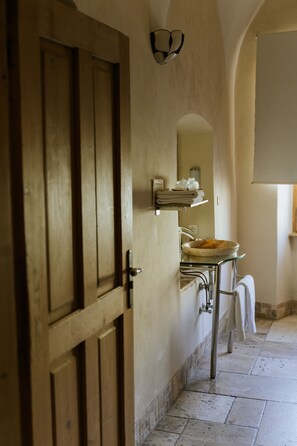 Deluxe Double or Twin Room | Bathroom | Combined shower/tub, hair dryer, bathrobes, slippers