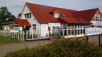 Hotel von Hannover features a restaurant with outdoor seating and a garden.