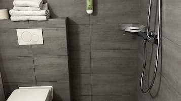 Standard Room | Bathroom | Shower, free toiletries, hair dryer, towels