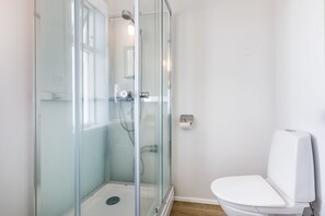 Phòng đôi, phòng tắm riêng, quang cảnh sông | Phòng tắm | Buồng tắm vòi sen, khăn tắm, xà phòng, dầu gội 
