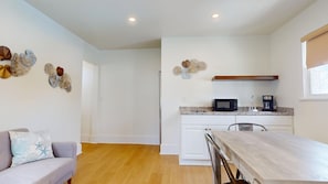Two Bedroom Queen Suite with Kitchen | Private kitchen