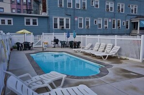 Outdoor pool, pool umbrellas, sun loungers - The Cove (Ocean City)