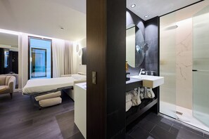 Superior Triple Room | Minibar, in-room safe, desk, soundproofing - H10 Port Vell (Barcelona)