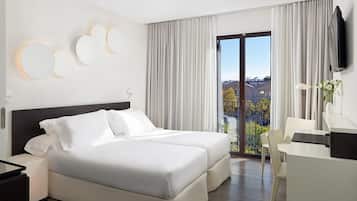 Een minibar, een kluis op de kamer, een bureau, geluiddichte muren