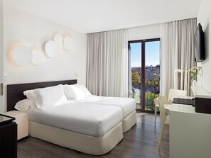 Een minibar, een kluis op de kamer, een bureau, geluiddichte muren