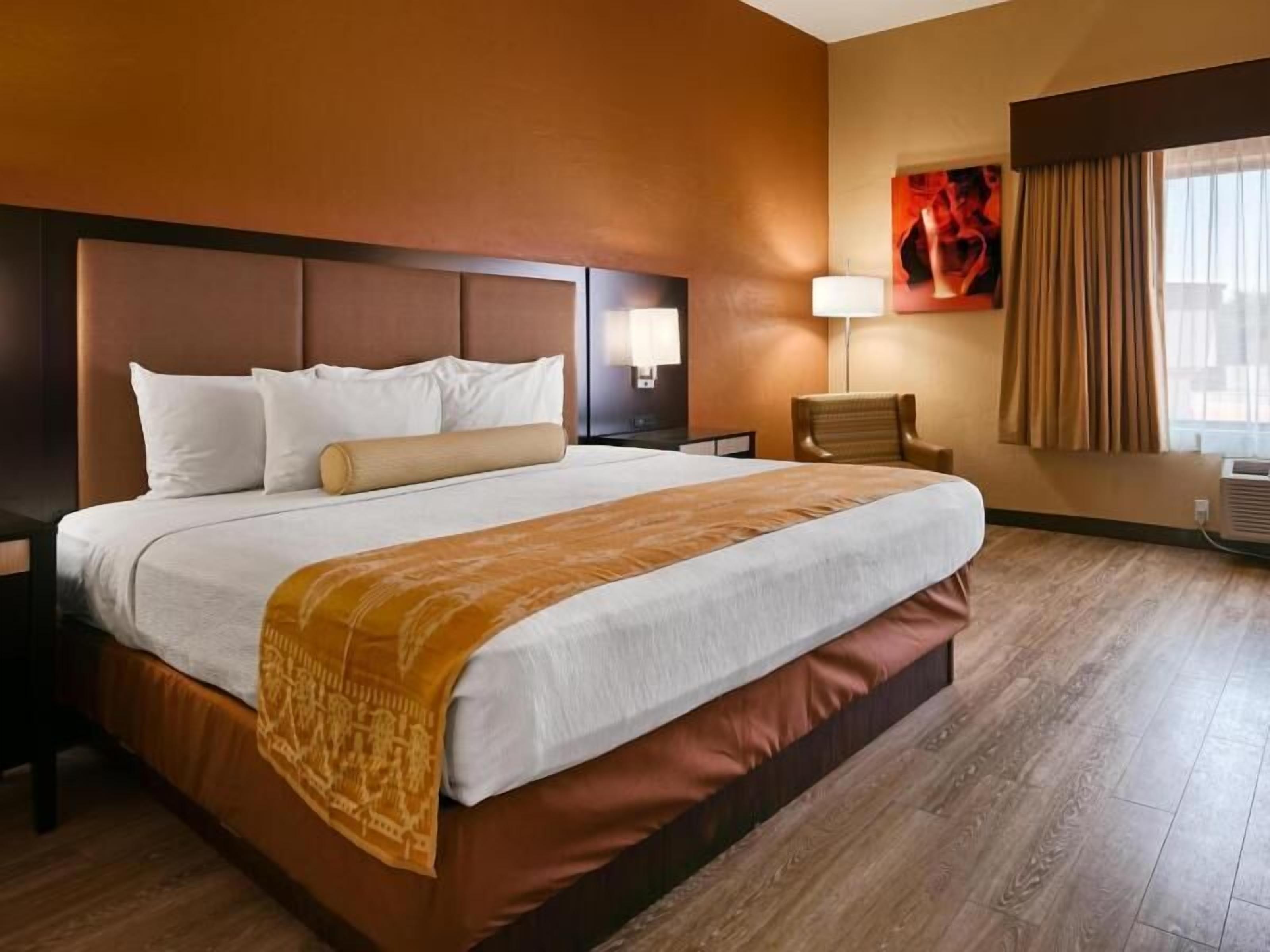 Allergitestade sängkläder, duntäcken och värdeförvaringsskåp på rummet