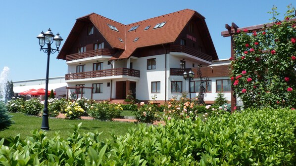 Front of property - Hotel Garden Club (Brasov)