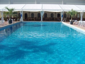Seasonal outdoor pool, pool umbrellas, sun loungers - Hotel Garden Club (Brasov)