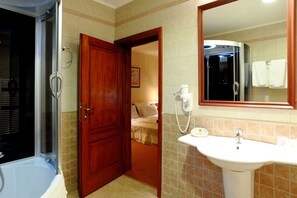 Superior Double or Twin Room | Bathroom | Combined shower/tub, hydromassage showerhead, free toiletries - Hotel Garden Club (Brasov)