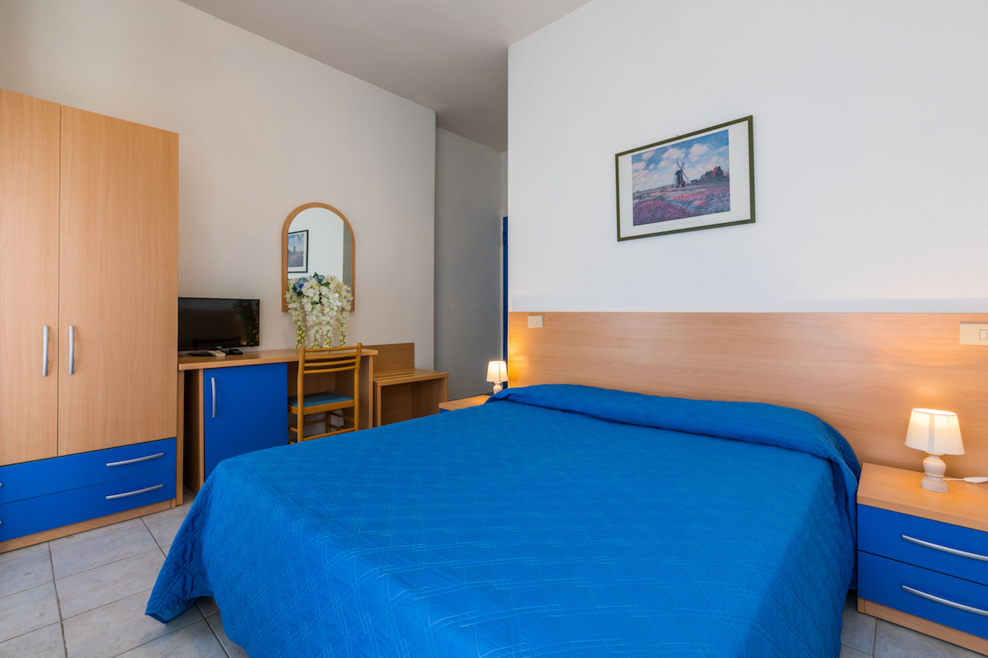 classic double room | minibar, in-room safe, desk, travel cot