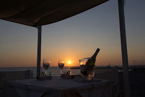 Outdoor dining - Hotel in Marina di Cecina a few steps from the sea (Cecina)