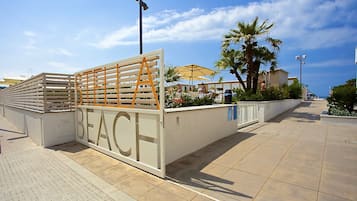 Aan een privéstrand, ligstoelen, parasols, een strandbar