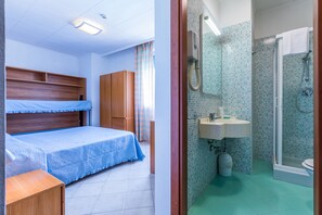 Minibar, caja de seguridad en la habitación, escritorio y cuna de viaje 