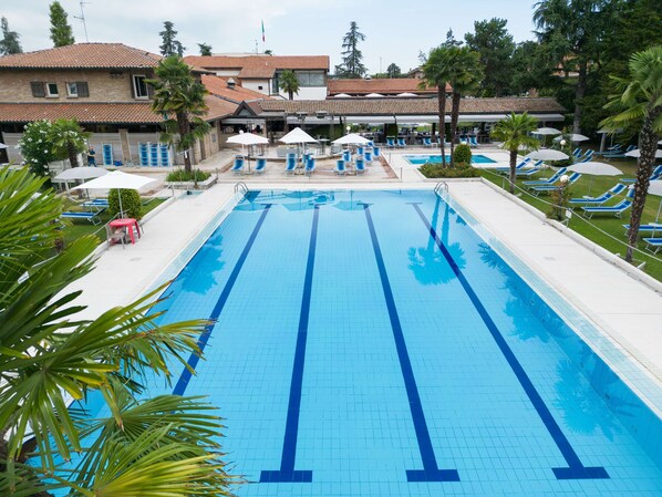 Piscine extérieure (ouverte en saison), parasols de plage
