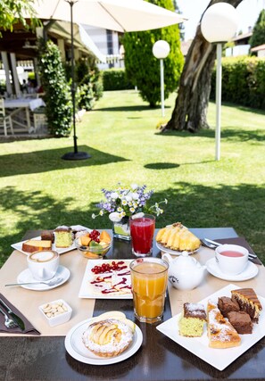Desayuno completo diario (EUR 10 por persona)