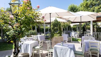 Se sirven desayunos y almuerzos; cocina italiana; con vista al jardín