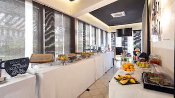 Desayuno completo diario (EUR 10 por persona)
