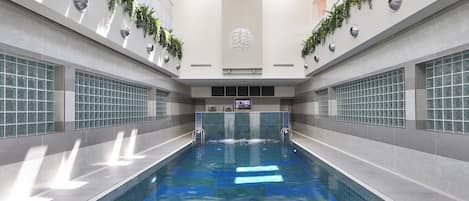 Piscine extérieure (ouverte en saison), parasols de plage