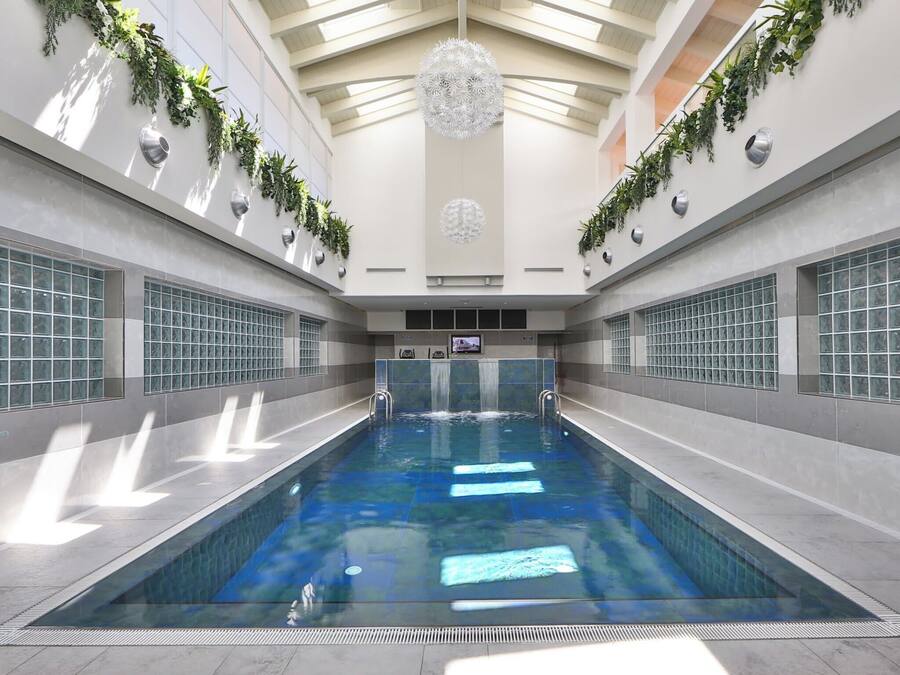 Piscine extérieure (ouverte en saison), parasols de plage