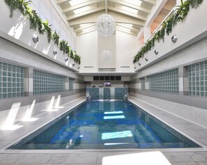 Seasonal outdoor pool, open 9:30 AM to 8:00 PM, pool umbrellas - Best Western Plus Hotel Modena Resort (Formigine)