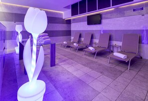 Una piscina al aire libre de temporada, sombrillas