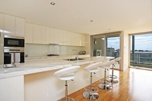 Mini-fridge, microwave, electric kettle, toaster - Beachfront Resort Torquay (Torquay)