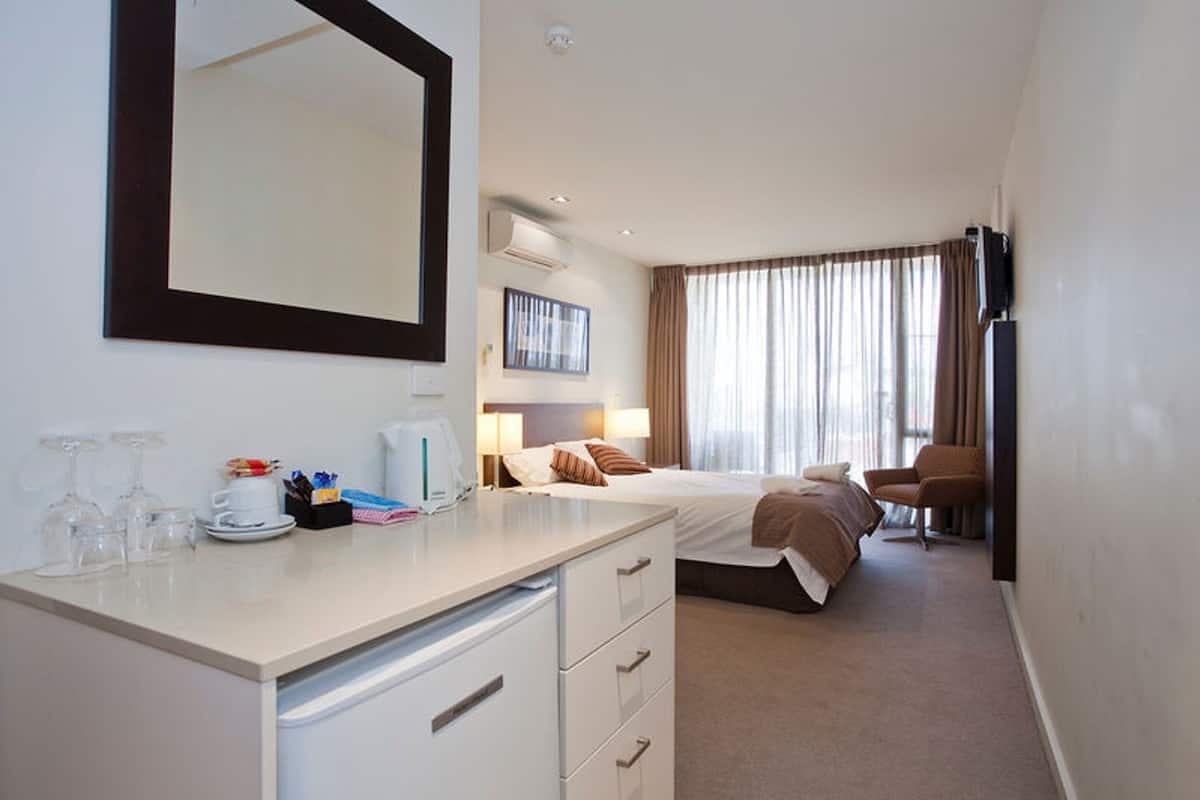 Deluxe Queen Hotel Room