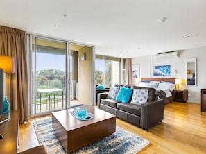 One Bedroom Honeymoon Apartment | Individually decorated, individually furnished, blackout drapes - Beachfront Resort Torquay (Torquay)