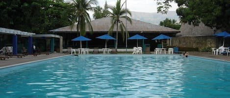 Piscine extérieure, parasols de plage, chaises longues