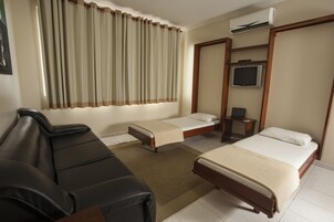 Quarto standard (Wallbed) | Sala de estar | TV