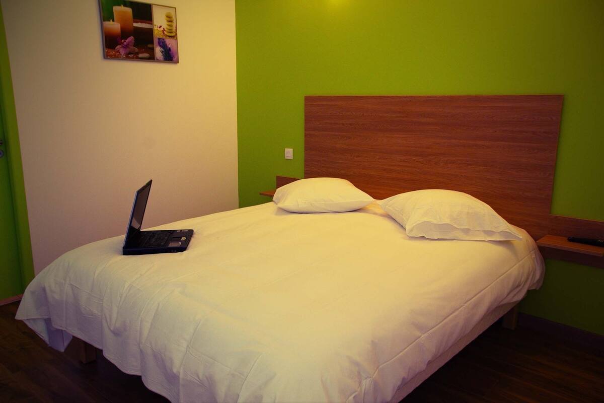 Luxe beddengoed, een kluis op de kamer, een bureau