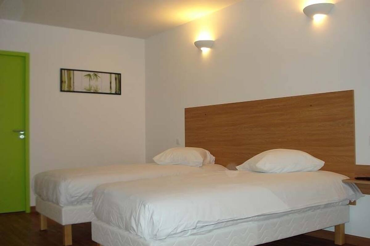 Twin kamer | Luxe beddengoed, een kluis op de kamer, een bureau