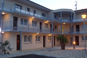 Façade de l’hébergement - soirée/nuit