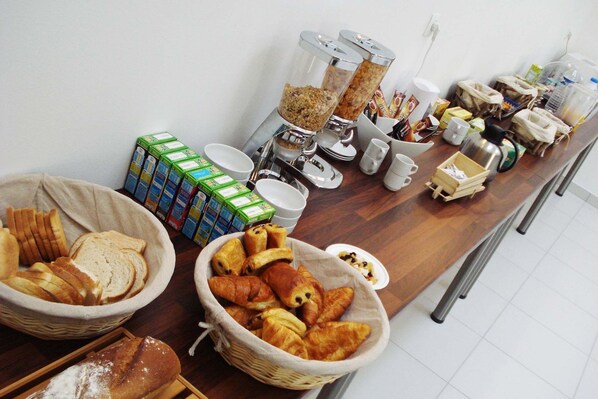Petit déjeuner buffet (10 EUR par personne)