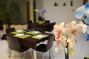 Daily buffet breakfast (EUR 10 per person) - Hôtel La Palmeraie (Cornebarrieu)