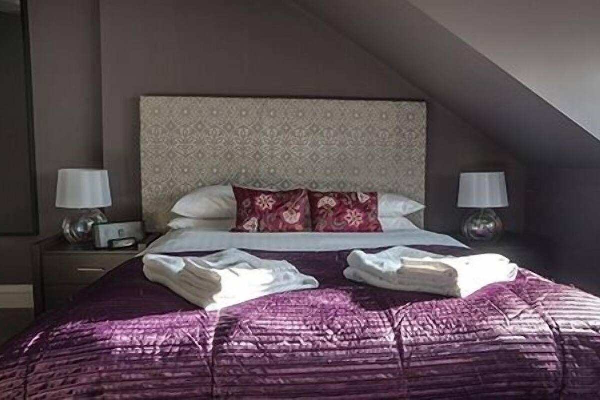 Egyptian cotton sheets, blackout drapes, WiFi (free)