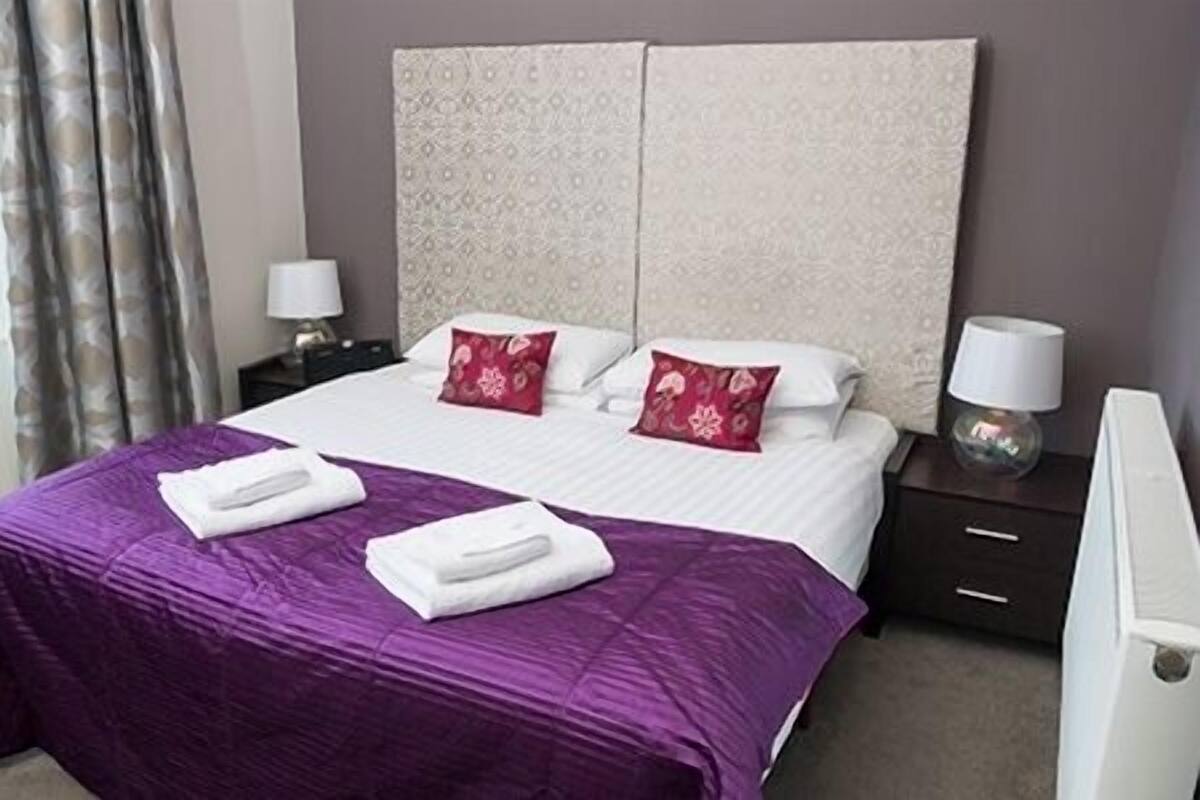 Family Room | Egyptian cotton sheets, blackout drapes, WiFi (free)