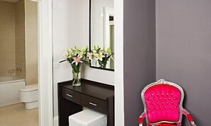 TV, iPod dock - Capital Residence (Edinburgh)