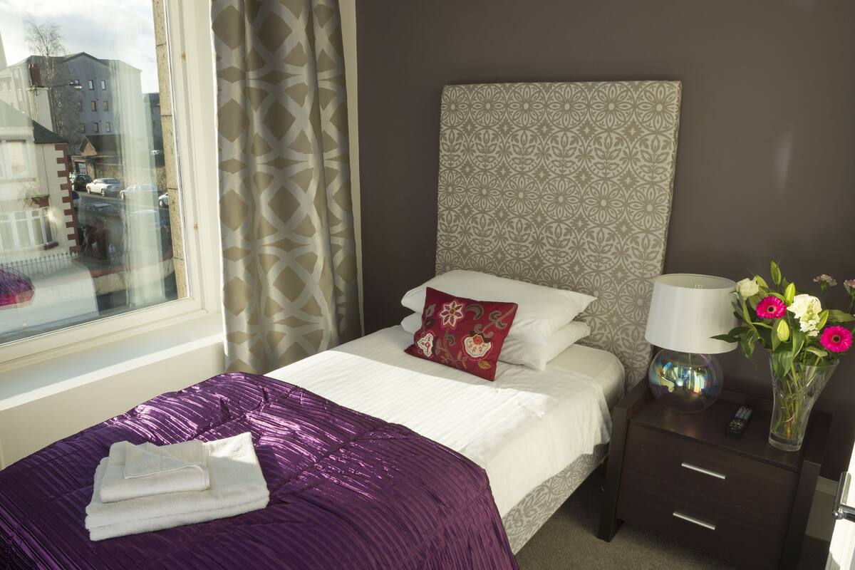Single Room | Egyptian cotton sheets, blackout drapes, WiFi (free)
