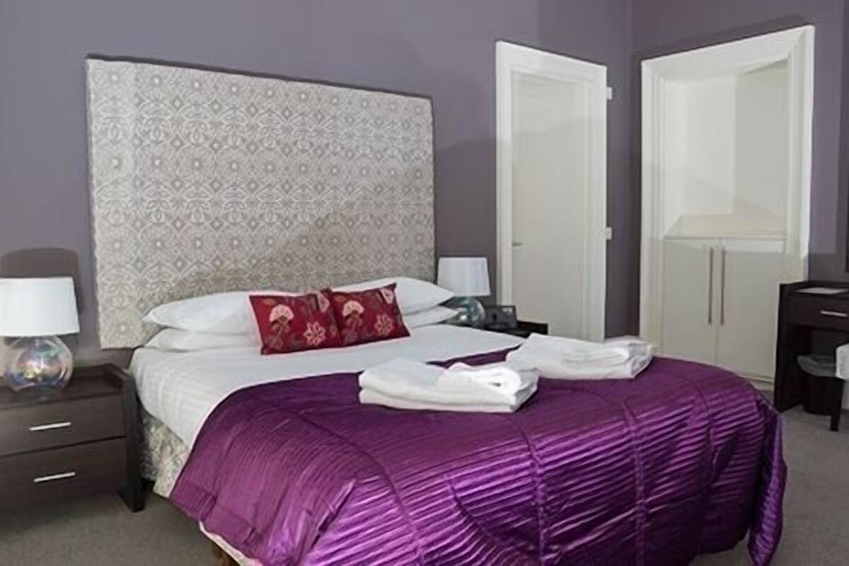 Egyptian cotton sheets, blackout drapes, WiFi (free)