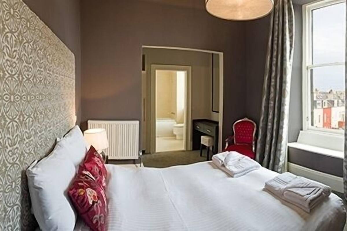 Egyptian cotton sheets, blackout drapes, WiFi (free)