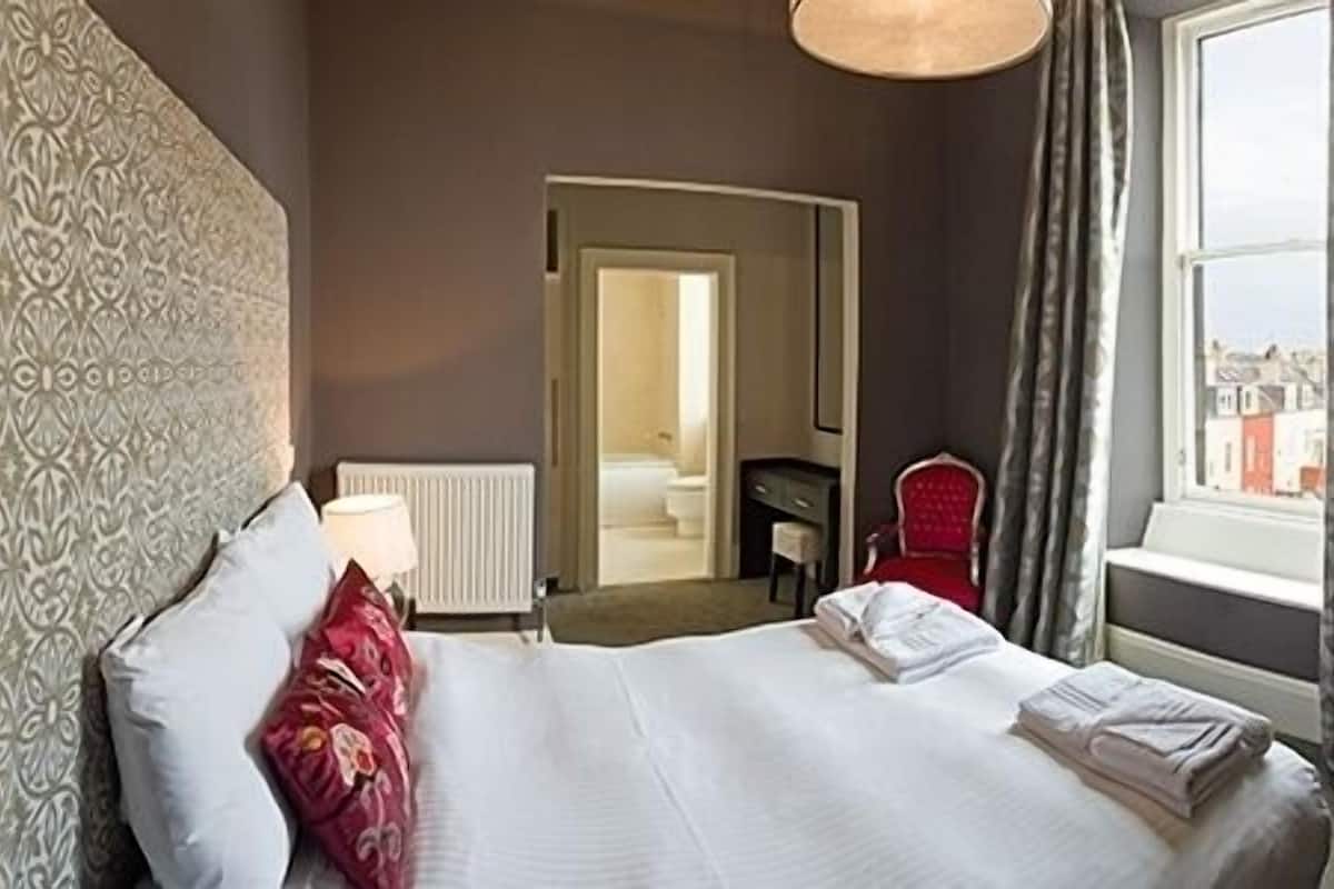 Egyptian cotton sheets, blackout drapes, free WiFi