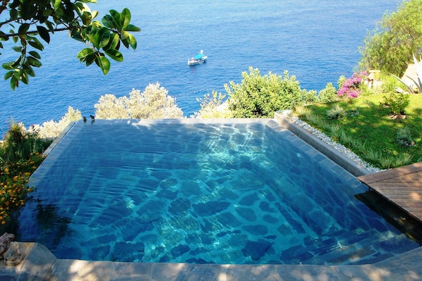 Sea View 2 Bedroom Villa with Private Garden & Pool | Terrasse/Patio