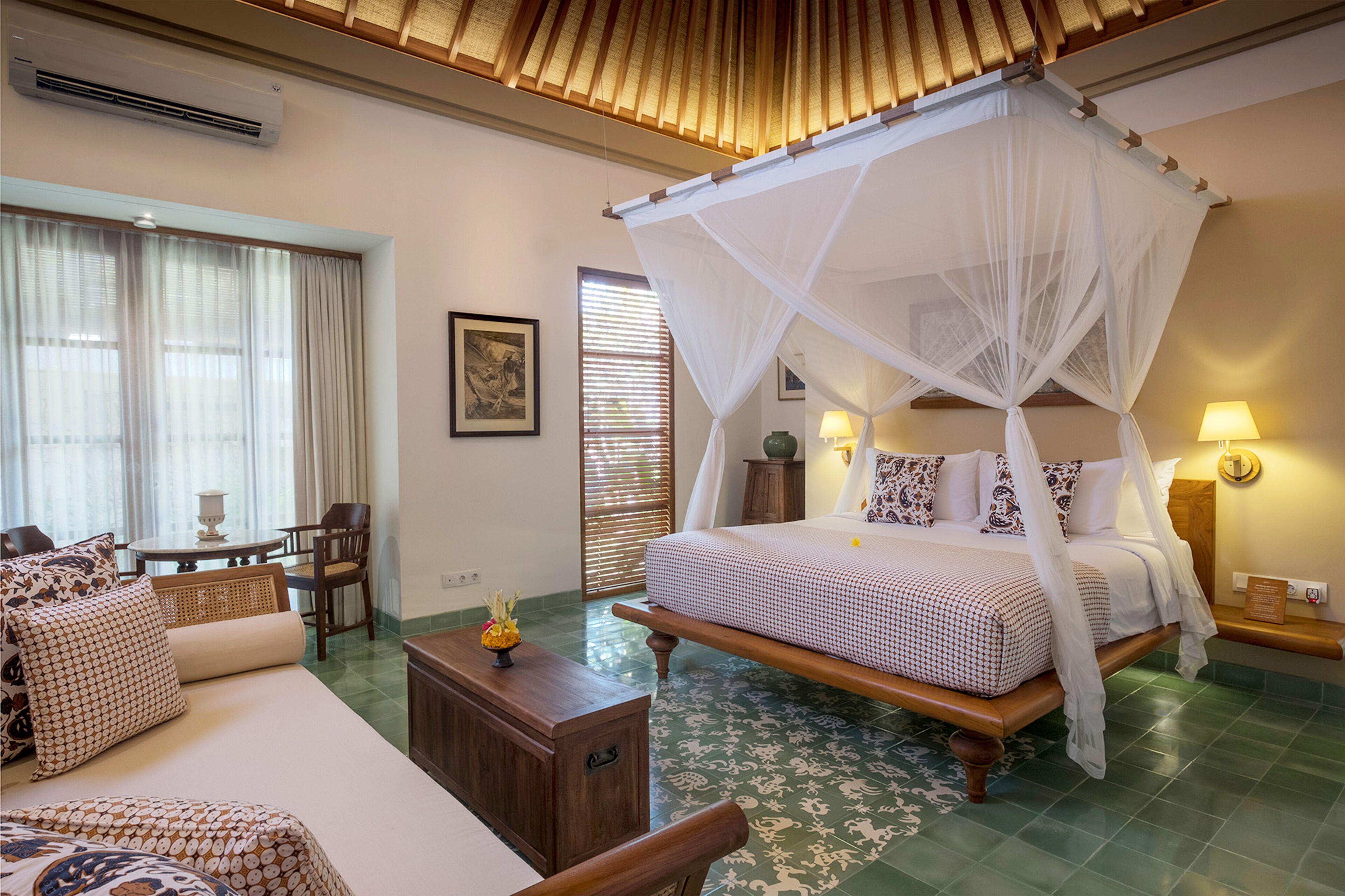 Bungalow – executive, hageområde | Oppholdsområde | En 36-tommers LCD-TV med kabel-kanaler samt TV