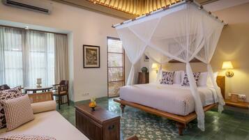 Bungalow – executive, hageområde | Oppholdsområde | En 36-tommers LCD-TV med kabel-kanaler samt TV