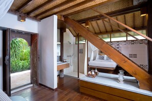 Two-Storey Bungalow | Salle de bain | Baignoire et douche séparées, baignoire relaxante profonde