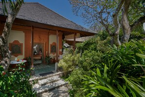 Bungalow Exécutif, côté jardin | Vue sur la cour