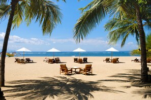 On the beach, white sand, free beach cabanas, sun loungers - Tandjung Sari (Denpasar)