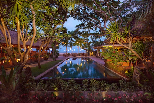 Outdoor pool, sun loungers - Tandjung Sari (Denpasar)