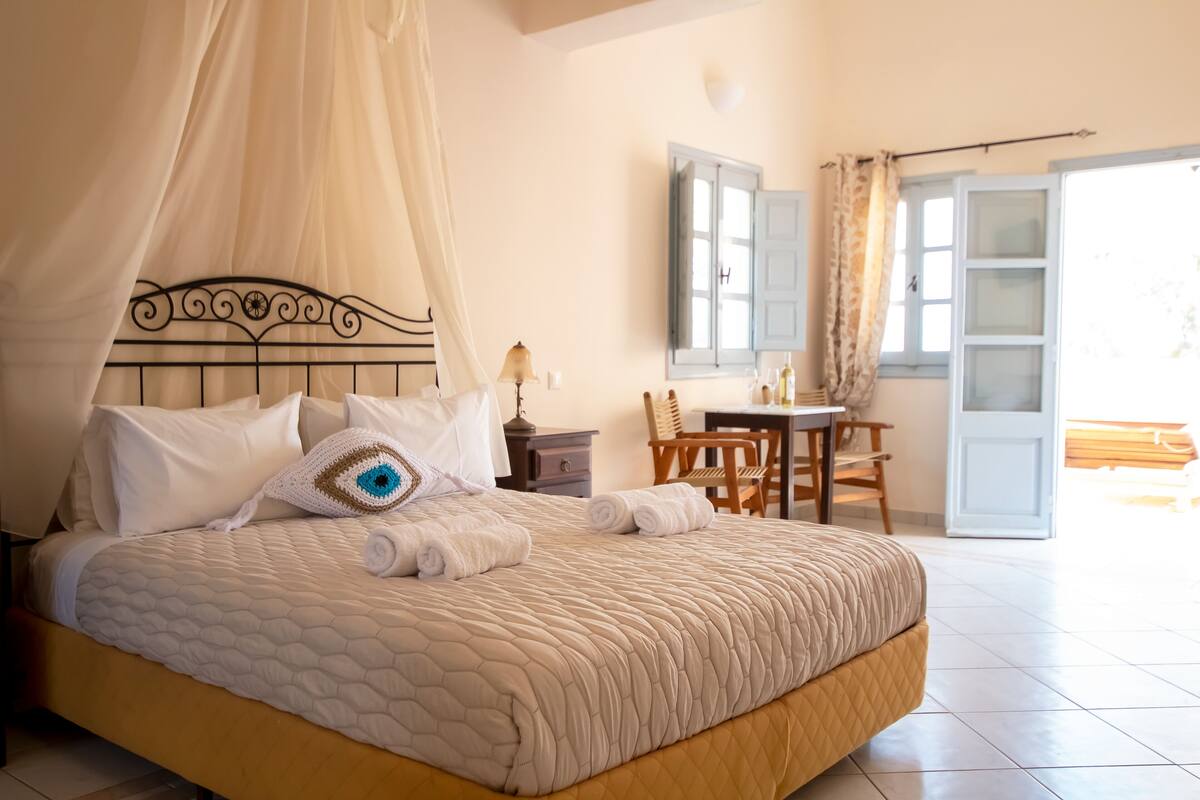 Suite – junior | Safe på rommet, skrivebord, lydisolert og strykejern/-brett